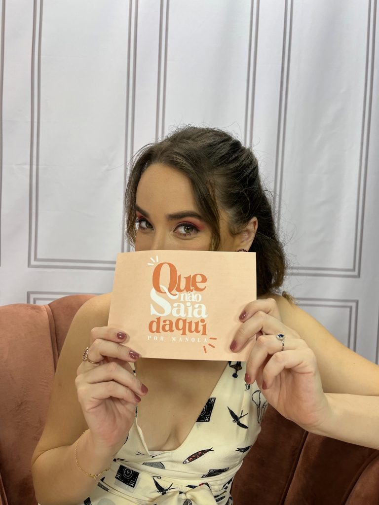 Manola comanda o podcast "Que não saia daqui"